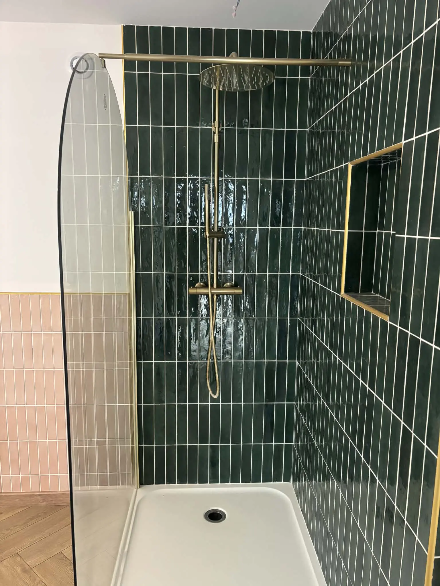 Douche italienne haut de gamme carrelage zellige vert et robinetterie dorée brossée