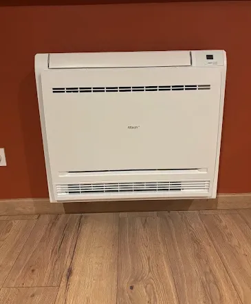 Purge d'un radiateur à eau chaude avec une clé de purge