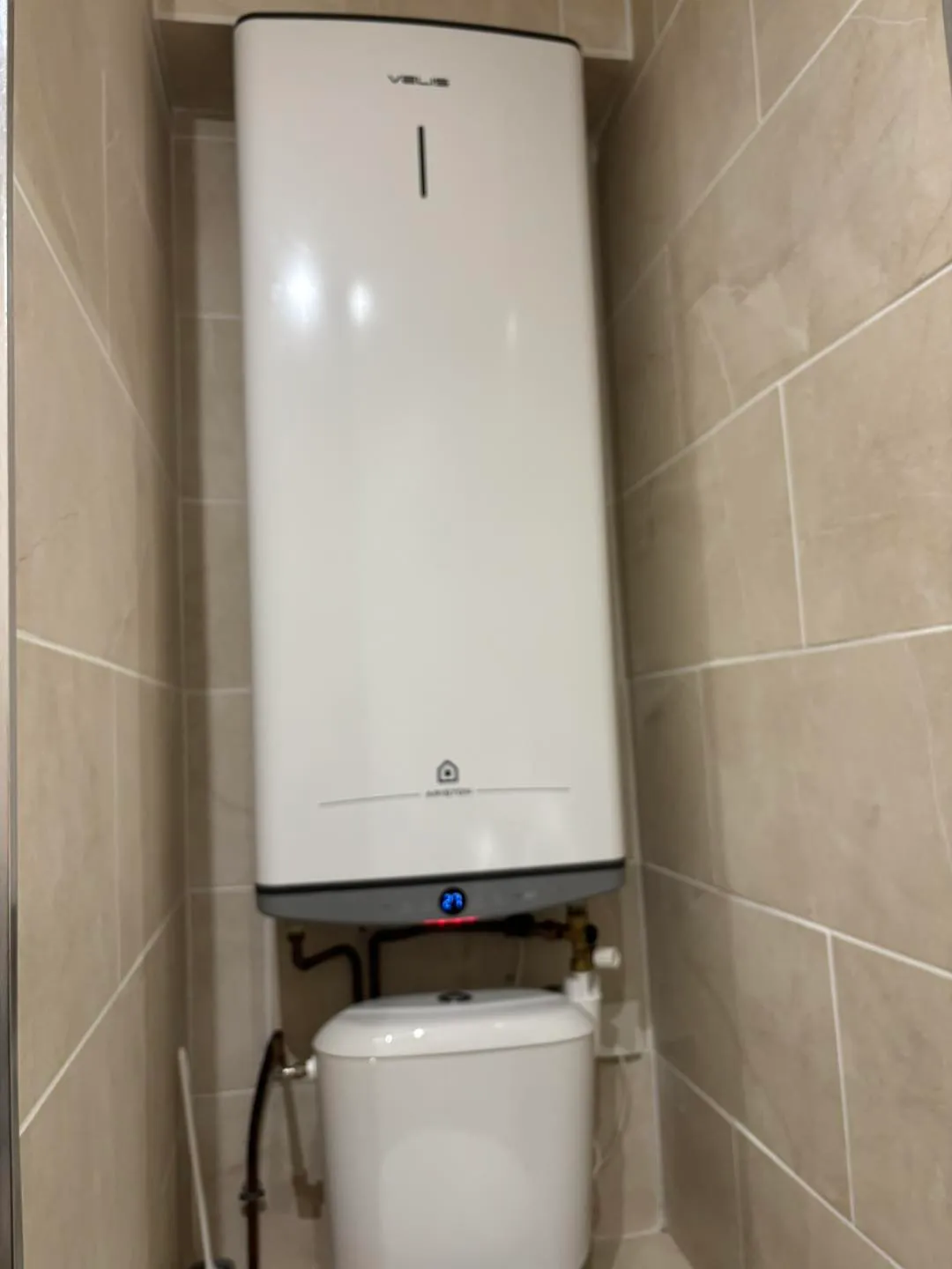 Aménagement salle de bain PMR douche accessible senior avec barres d'appui